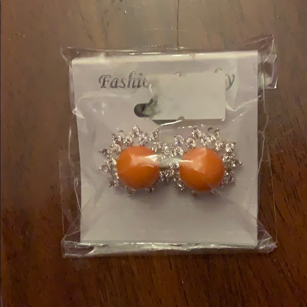 Rhinestone/orange stud earrings🧡🧡